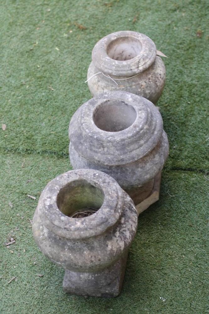 A SMALL WHITE MARBLE URN Image