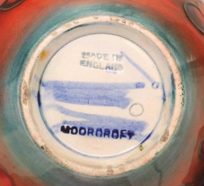 A MOORCROFT POTTERY VASE Image