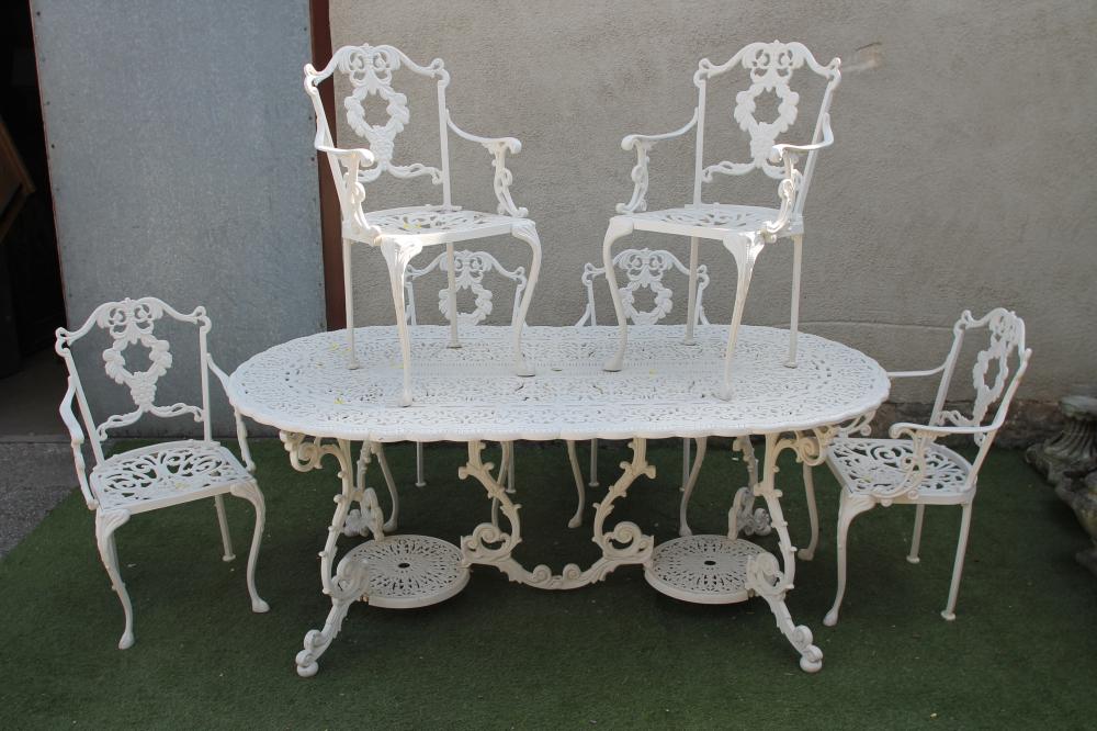 A SEVEN PIECE CAST METAL GARDEN SET Image