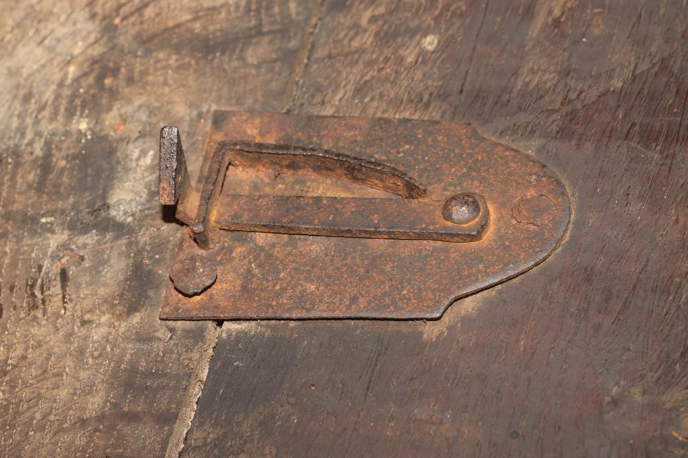 A GEORGIAN OAK TRIPOD TABLE Image