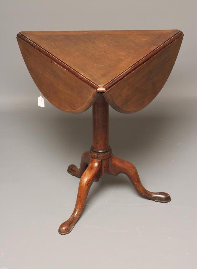 A GEORGIAN MAHOGANY TRIPOD TABLE Image