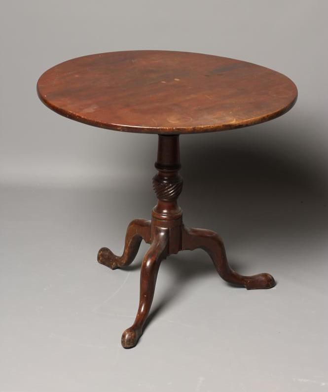 A GEORGIAN MAHOGANY TRIPOD TABLE Image
