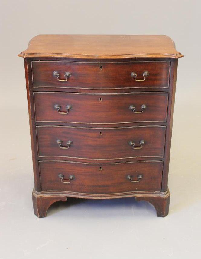 A SMALL GEORGIAN DESIGN MAHOGANY CHEST Image