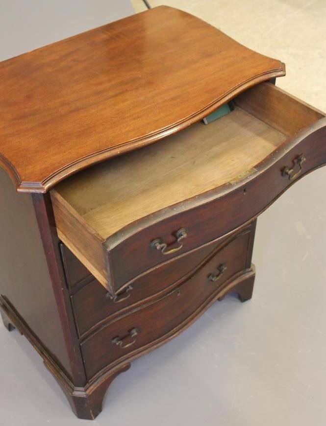 A SMALL GEORGIAN DESIGN MAHOGANY CHEST Image