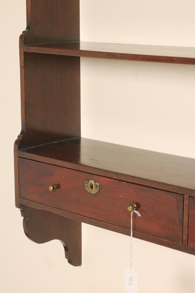 A SET OF GEORGIAN MAHOGANY HANGING SHELVES Image