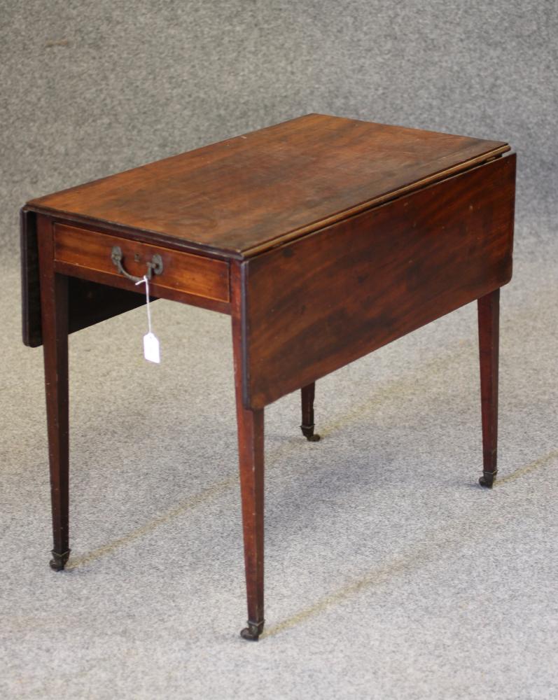 A GEORGIAN MAHOGANY PEMBROKE TABLE Image