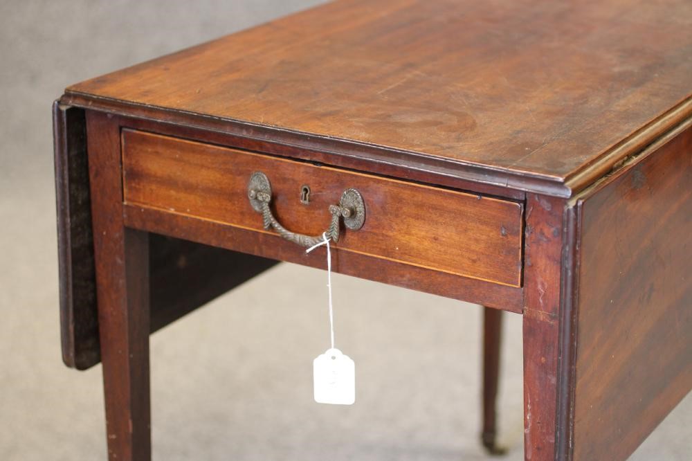 A GEORGIAN MAHOGANY PEMBROKE TABLE Image