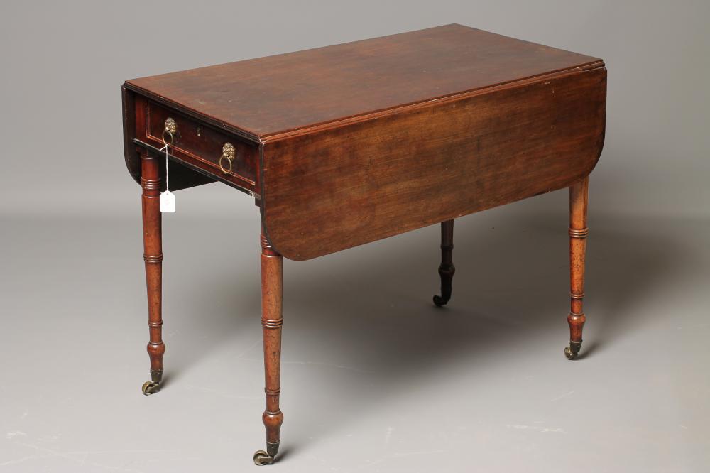 A GEORGIAN MAHOGANY PEMBROKE TABLE Image