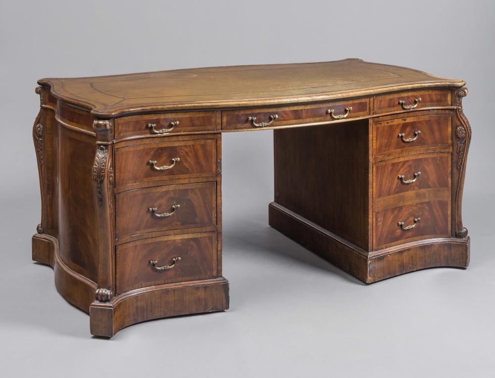 A GEORGIAN DESIGN MAHOGANY PEDESTAL LIBRARY DESK Image