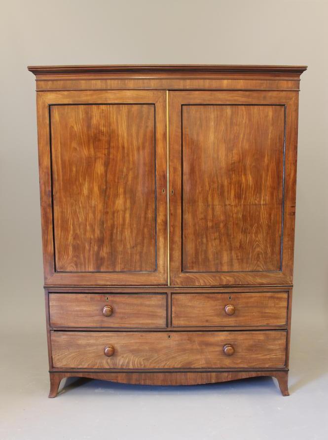 A GEORGIAN MAHOGANY LINEN PRESS Image