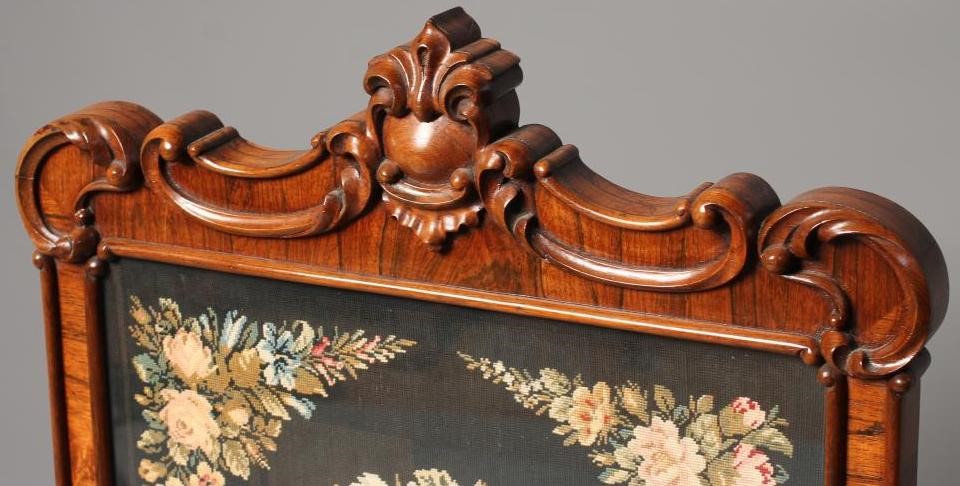 A VICTORIAN ROSEWOOD FIRE SCREEN Image