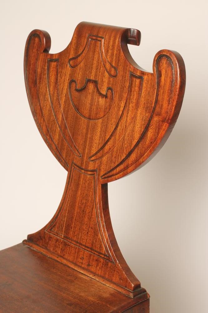 A GEORGIAN MAHOGANY HALL CHAIR Image