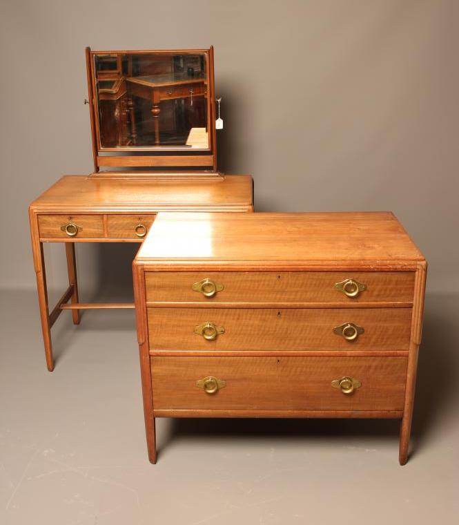 AN ARTS AND CRAFTS STYLE TULIP WOOD PART BEDROOM SUITE Image