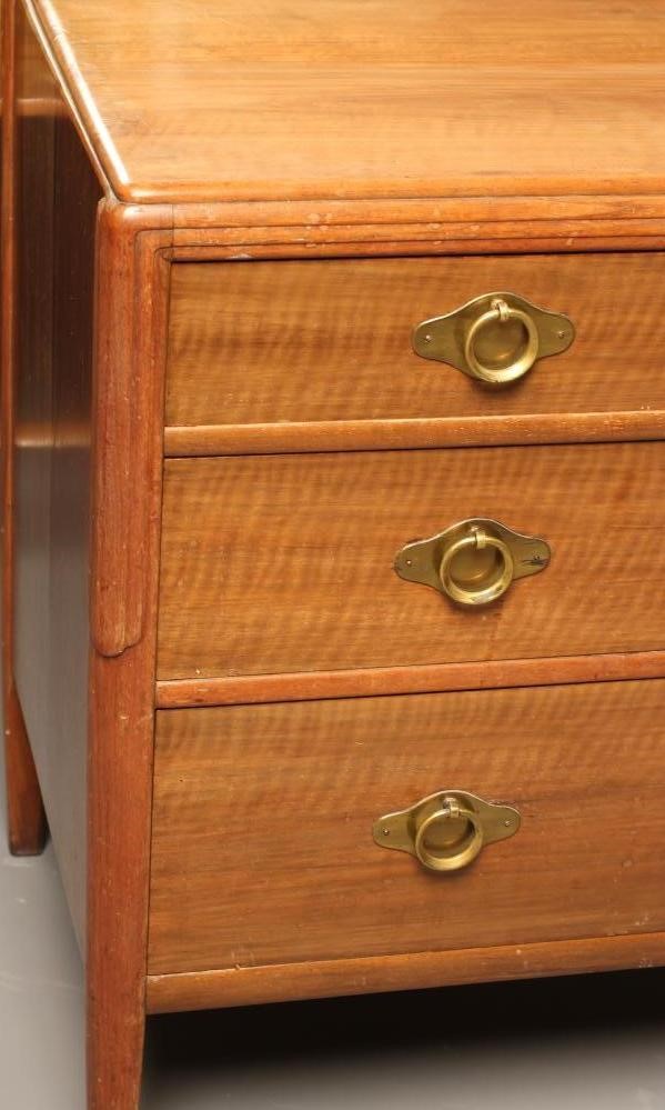 AN ARTS AND CRAFTS STYLE TULIP WOOD PART BEDROOM SUITE Image