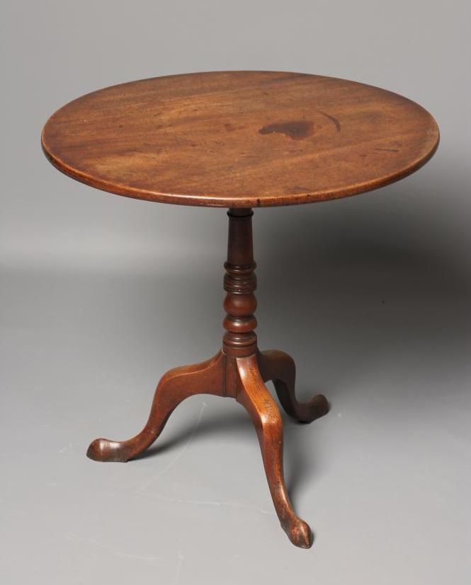 A GEORGIAN MAHOGANY TRIPOD TABLE Image
