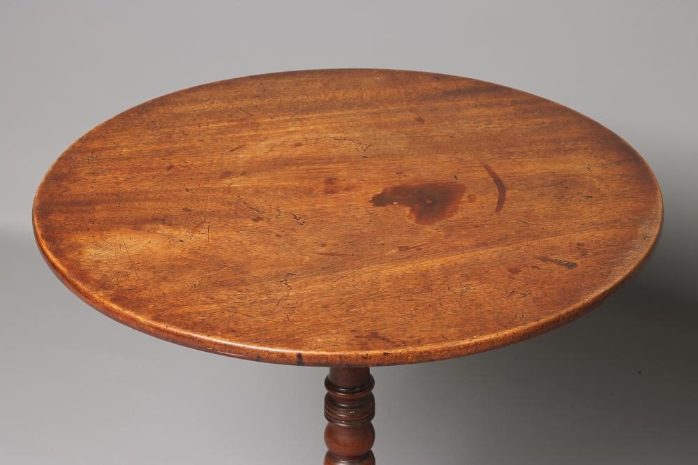 A GEORGIAN MAHOGANY TRIPOD TABLE Image