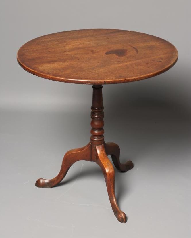 A GEORGIAN MAHOGANY TRIPOD TABLE Image