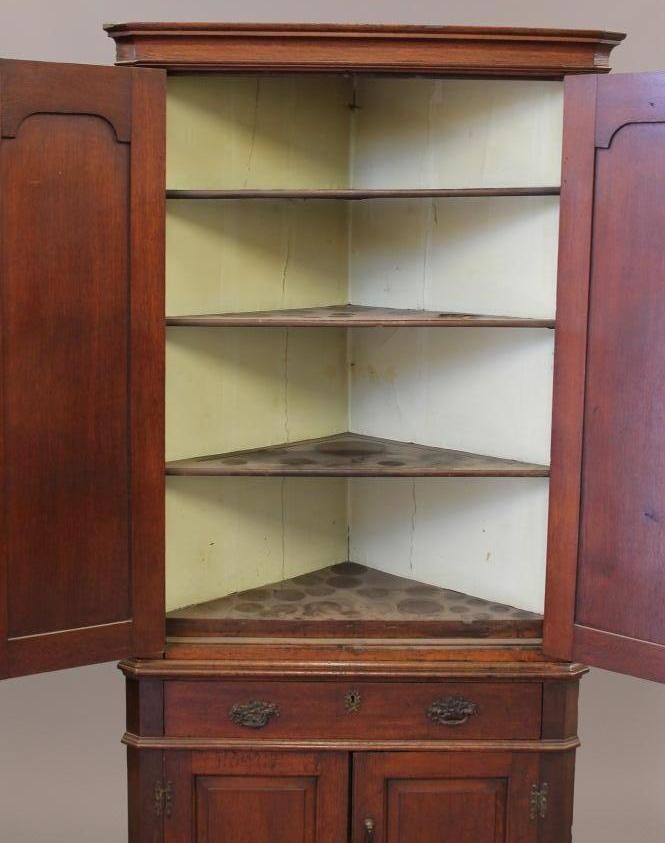 A GEORGIAN OAK STANDING CORNER CUPBOARD Image