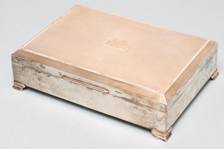 AN ART DECO STYLE SILVER CIGARETTE BOX Image