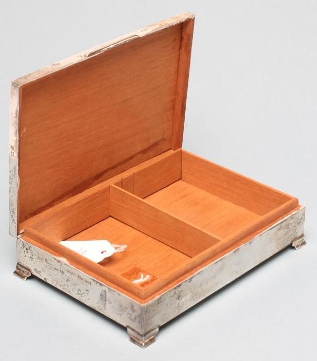 AN ART DECO STYLE SILVER CIGARETTE BOX Image