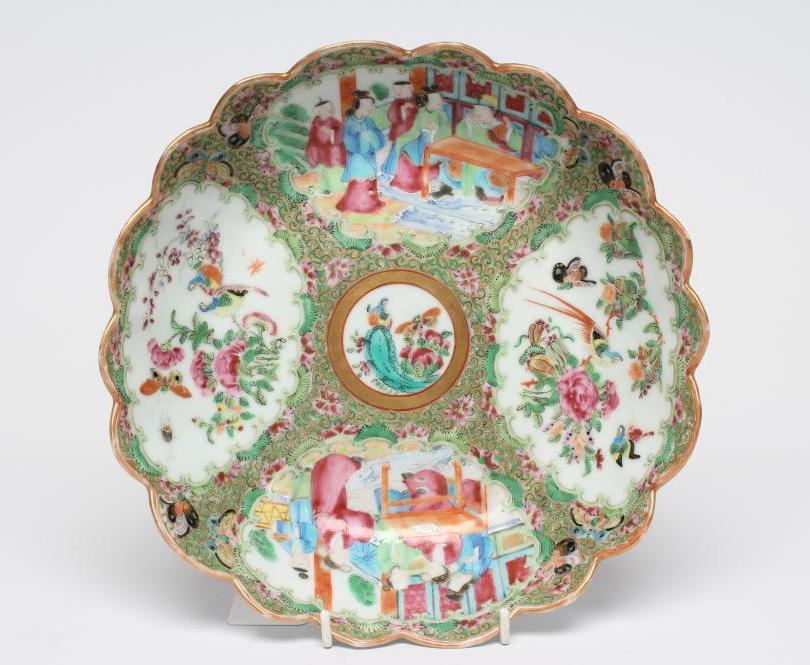 A CANTONESE PORCELAIN FAMILLE ROSE DISH of circular form with scalloped rim Image