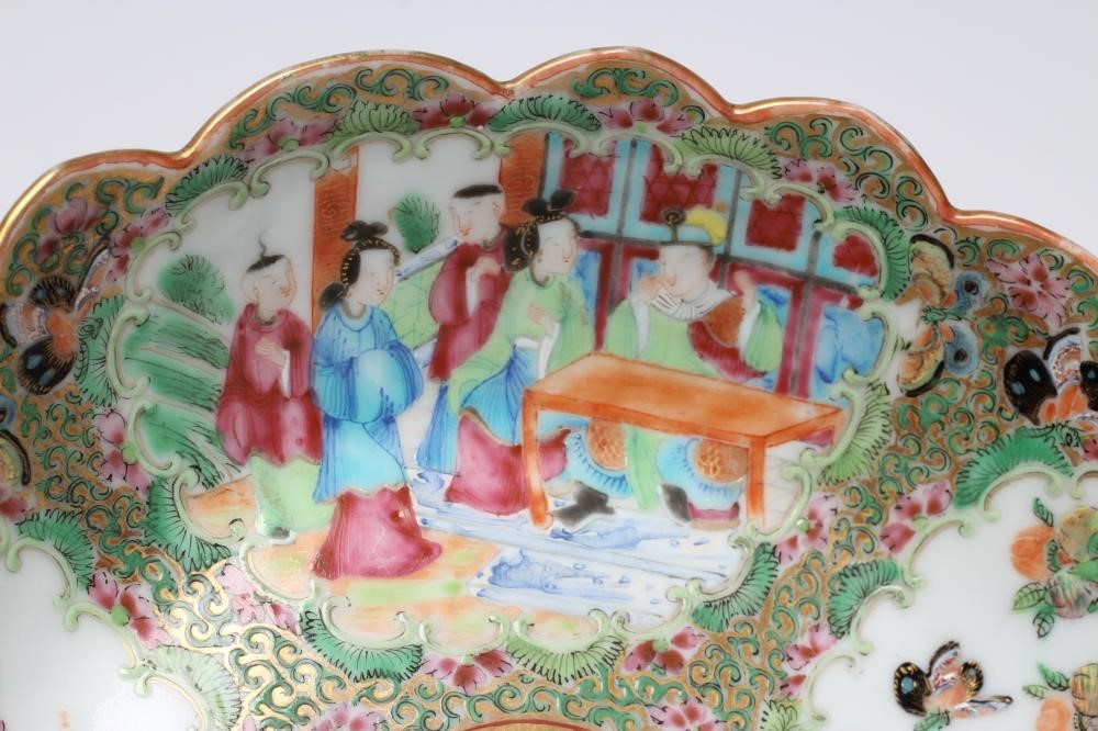 A CANTONESE PORCELAIN FAMILLE ROSE DISH of circular form with scalloped rim Image
