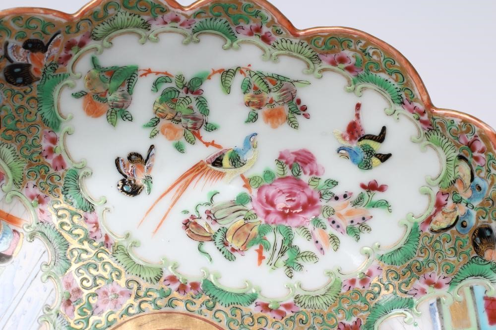 A CANTONESE PORCELAIN FAMILLE ROSE DISH of circular form with scalloped rim Image