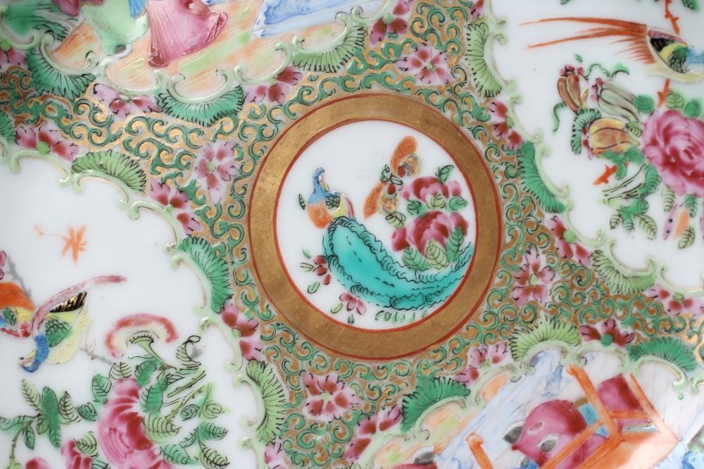 A CANTONESE PORCELAIN FAMILLE ROSE DISH of circular form with scalloped rim Image