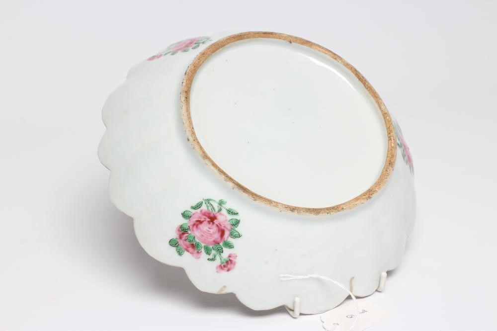 A CANTONESE PORCELAIN FAMILLE ROSE DISH of circular form with scalloped rim Image