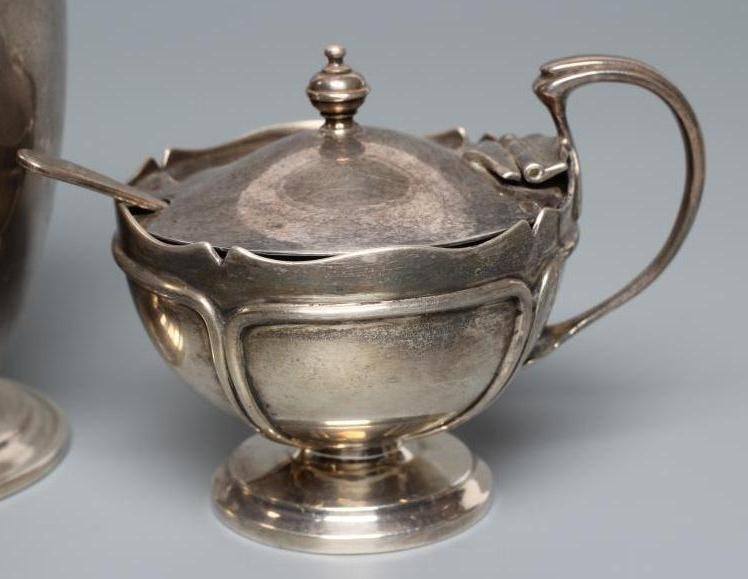 AN ART DECO SILVER SUGAR CASTER Image