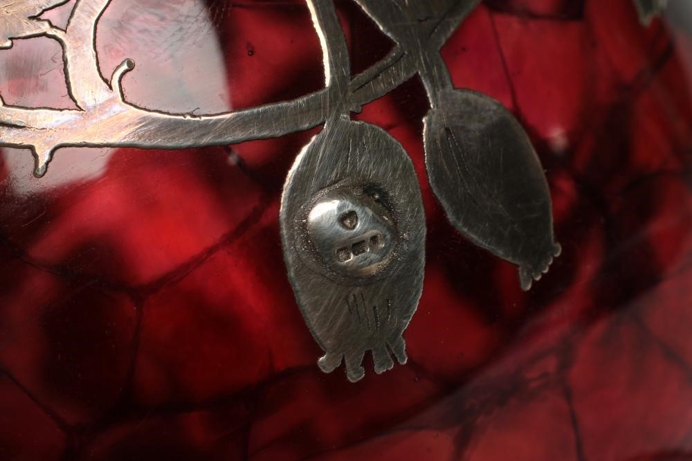 A SILVER OVERLAY LAUGHARNE CRANBERRY GLASS VASE Image