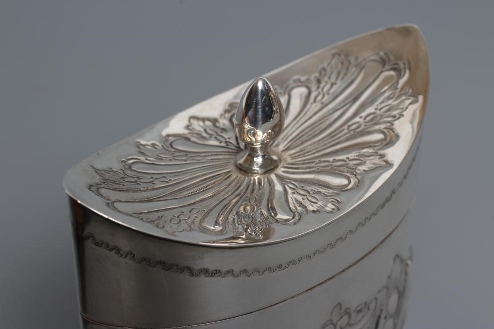 A LATE VICTORIAN SILVER TEA CANISTER Image