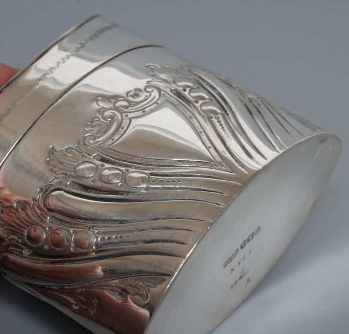A LATE VICTORIAN SILVER TEA CANISTER Image