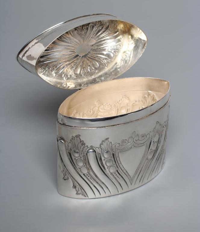 A LATE VICTORIAN SILVER TEA CANISTER Image