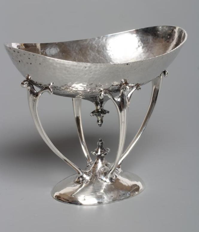 AN EDWARDIAN ARTS AND CRAFTS SILVER SWEETMEAT DISH Image