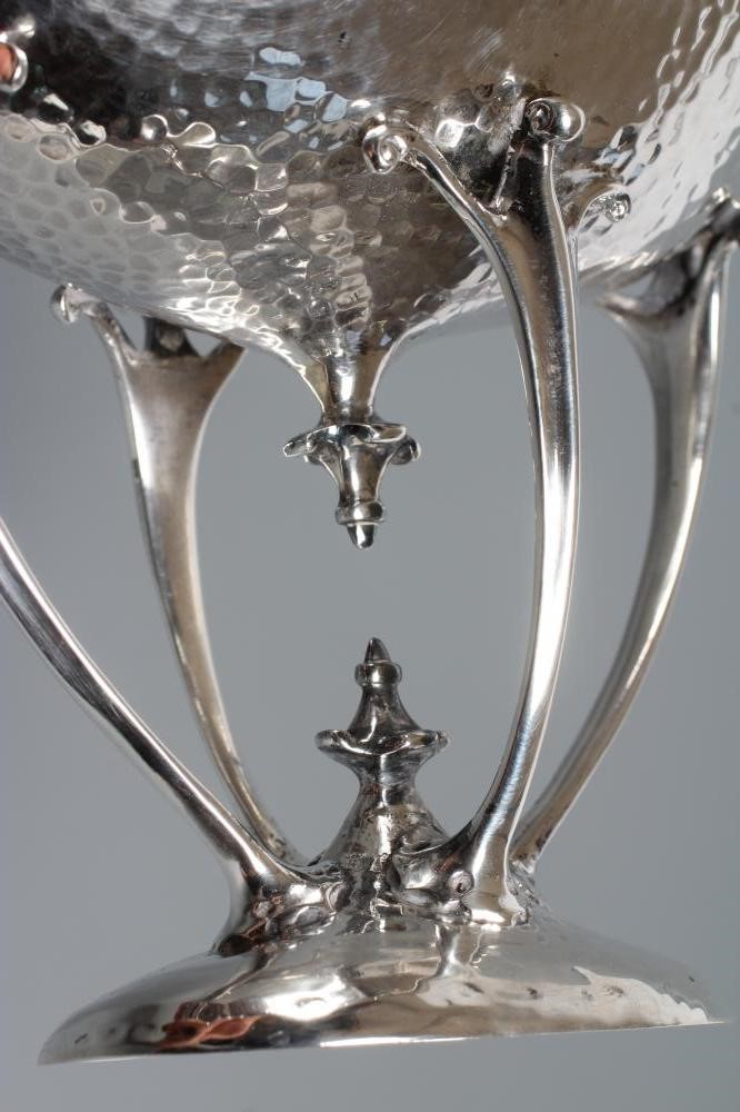 AN EDWARDIAN ARTS AND CRAFTS SILVER SWEETMEAT DISH Image