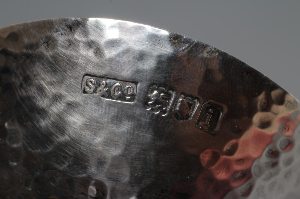 AN EDWARDIAN ARTS AND CRAFTS SILVER SWEETMEAT DISH Image