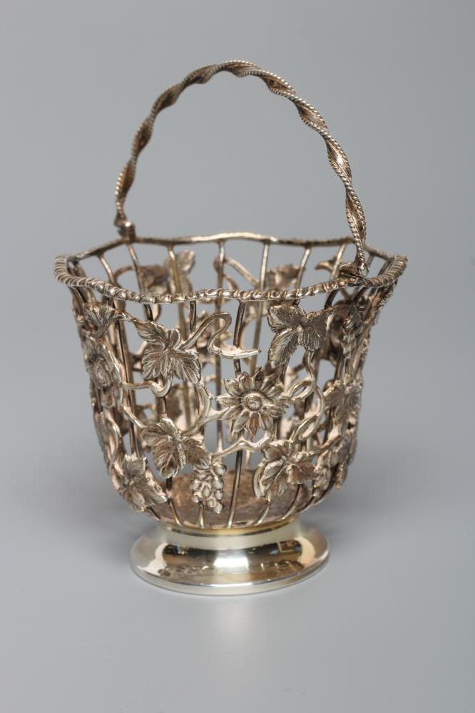 AN EDWARDIAN SILVER WIREWORK SUGAR BASKET Image