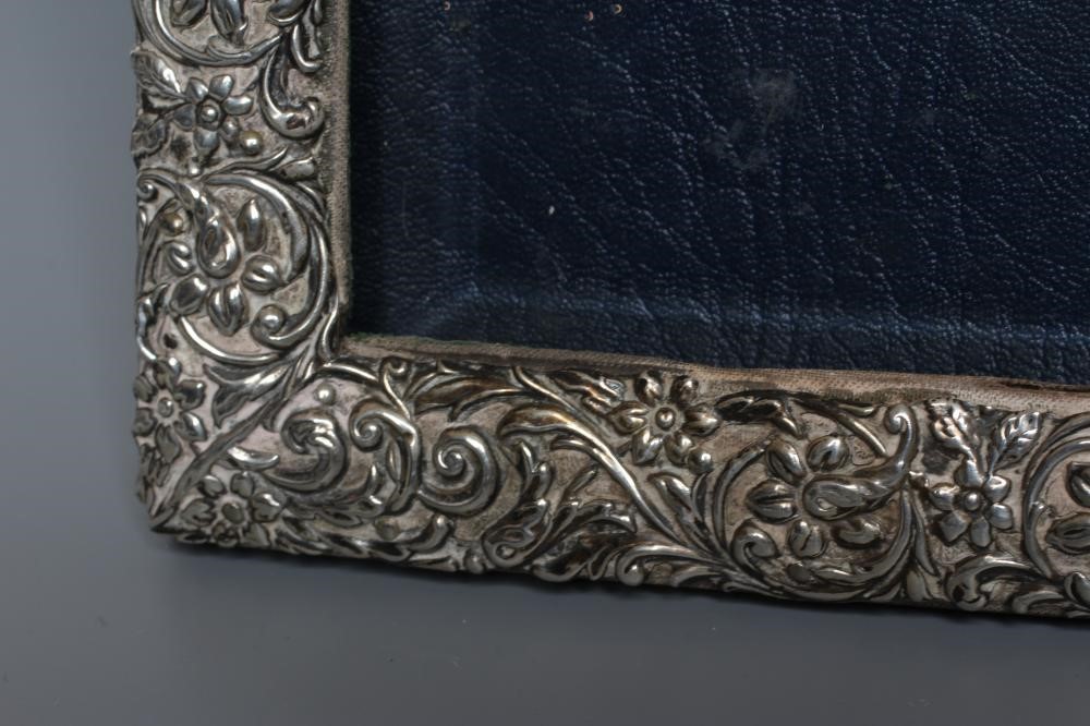 A LARGE EASEL BACK PHOTOGRAPH FRAME Image