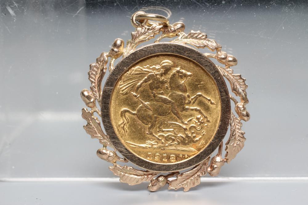 A GEORGE V SOVEREIGN, in 9ct gold loose mount with oak leaf motif, 11.8g gross (Est. plus 24% Image
