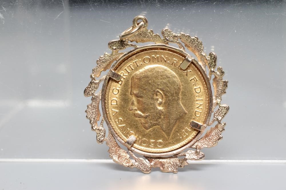 A GEORGE V SOVEREIGN, in 9ct gold loose mount with oak leaf motif, 11.8g gross (Est. plus 24% Image