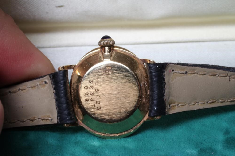 A LADY'S 18CT GOLD BAUME & MERCIER WRISTWATCH Image
