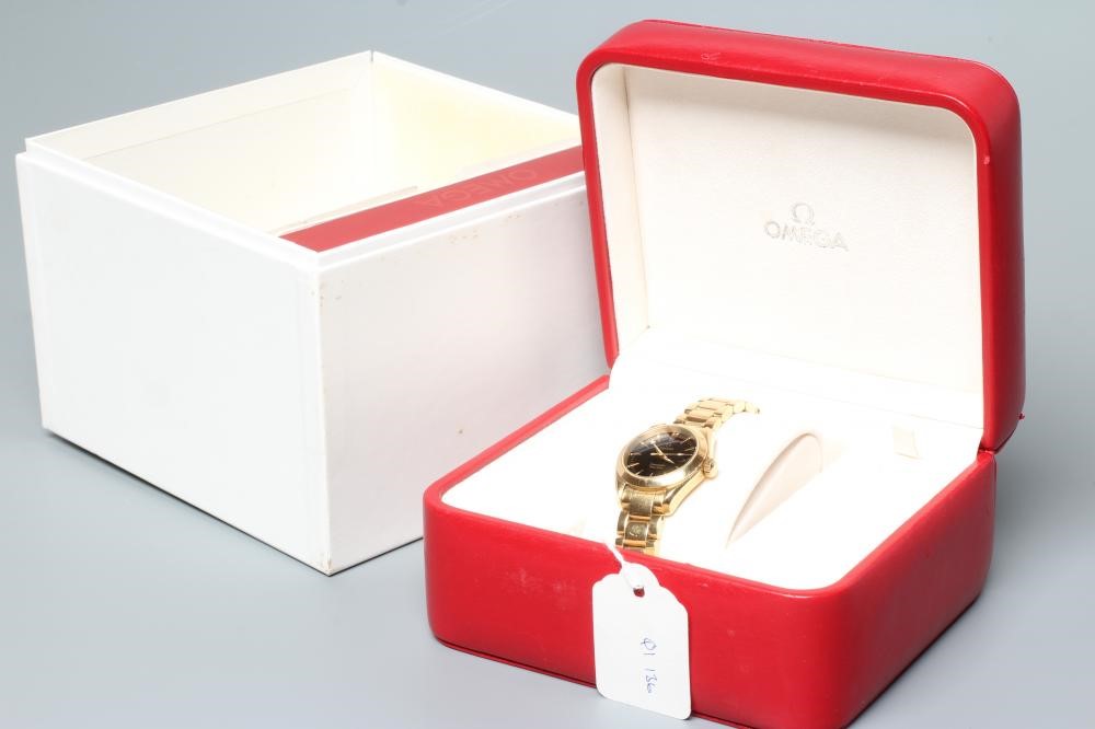 A MID SIZE 18CT GOLD OMEGA SEAMASTER AQUA TERRA WRISTWATCH Image