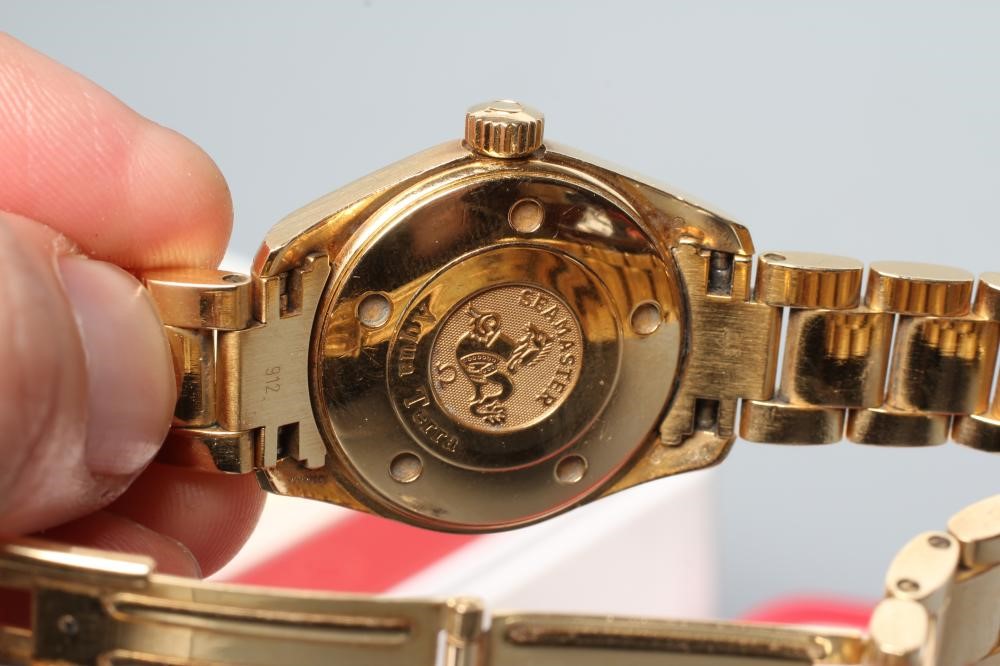 A MID SIZE 18CT GOLD OMEGA SEAMASTER AQUA TERRA WRISTWATCH Image