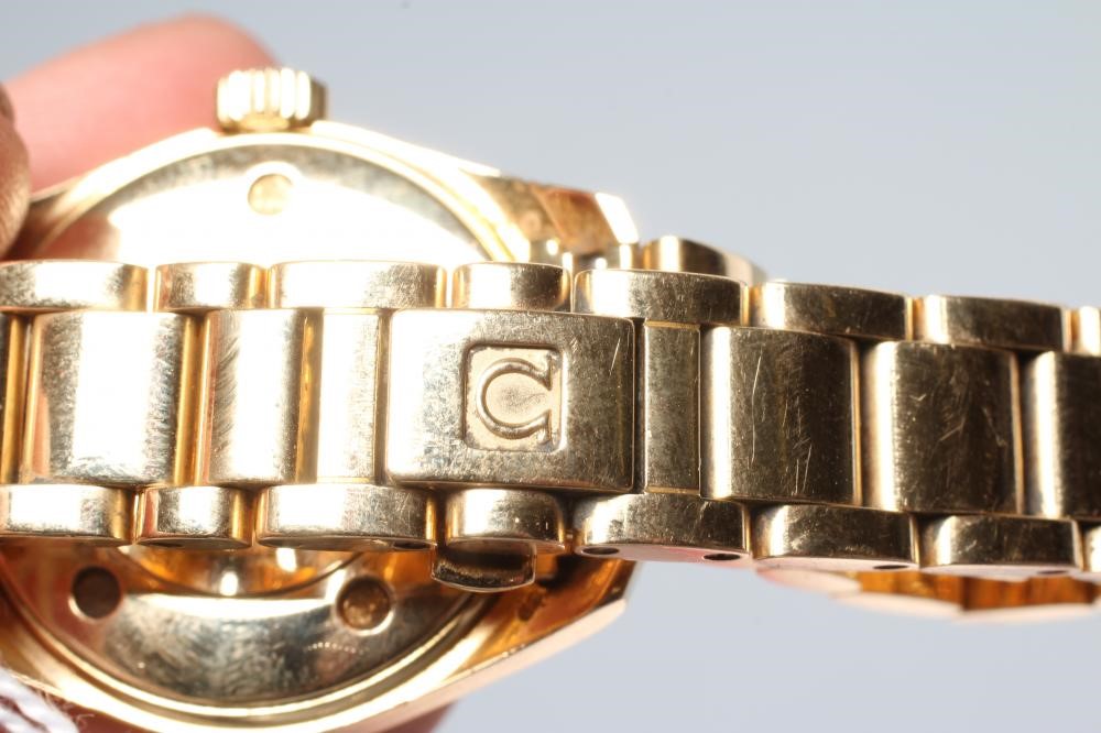 A MID SIZE 18CT GOLD OMEGA SEAMASTER AQUA TERRA WRISTWATCH Image