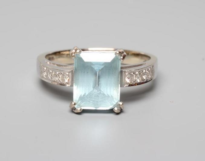 AN AQUAMARINE AND DIAMOND COCKTAIL RING Image