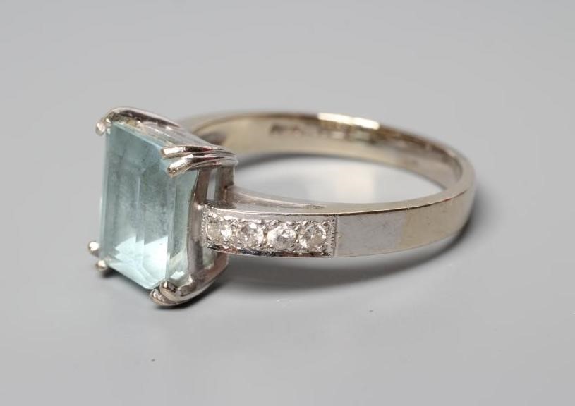 AN AQUAMARINE AND DIAMOND COCKTAIL RING Image