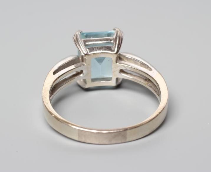 AN AQUAMARINE AND DIAMOND COCKTAIL RING Image