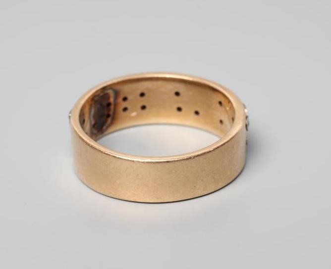 A SILVER WEDDING ANNIVERSARY DIAMOND HALF HOOP BAND Image