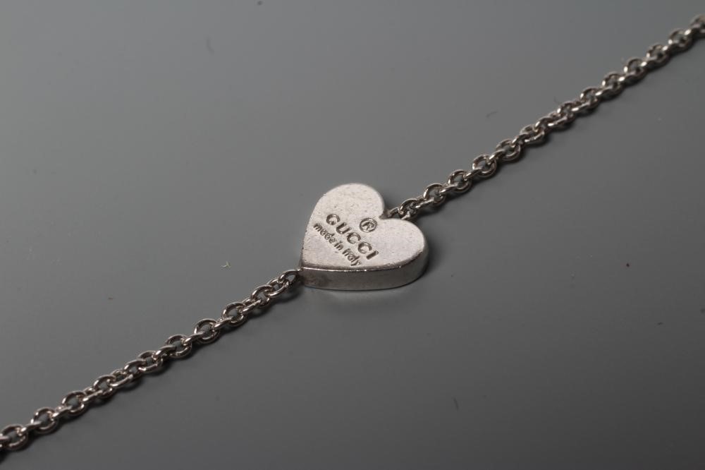A GUCCI SILVER CHAIN NECKLACE Image